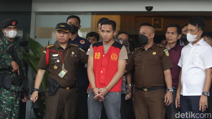 Bripka RR, Kuat Maruf dan Bharada E diperlihatkan kepada wartawan di Kejaksaan Agung, Jakarta, Rabu (5/10/2022). Ini foto-fotonya.