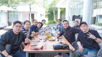 Juragan99 juga seringkali mengundang para petinggi seperti pebisnis hingga pengurus tim Arema untuk makan bersama. Cara ini dilakukannya untuk terus menjalin silaturahmi. Foto: Instagram/juragan_99