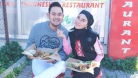 Bersama sang istri, dirinya juga tak sungkan makan di penjual kali lima. Nasi bungkus menjadi menu sederhana favoritnya. Foto: Instagram/juragan_99