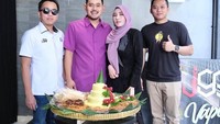 Setiap pencapaian yang didapatkannya, ia akan merayakan dengan tumpeng nasi kuning. Sebagai pendampingnya ada banyak lauk yang disajikan di sisi nasi tumpeng. Foto: Instagram/juragan_99