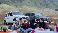 Sebagai orang asli Malang, Juragan99 juga sering mengajak teman-temannya liburan asyik di Malang. Salah satunya ketika mengajak Atta dan Aurel piknik di kawasan gunung Bromo. Foto: Instagram/juragan_99