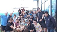 Waktu kosongnya lebih banyak diisi bersama teman-teman. Menikmati makanan yang lezat dan banyak jadi sajian wajib ketika mereka bersama. Foto: Instagram/juragan_99