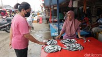 Pedagang menjual ikan tidak dengan ukuran perkilogram melainkan dengan ukuran paket tumpukan yang sudah disiapkan atau ikan dijual perekor sesuai ukuran.