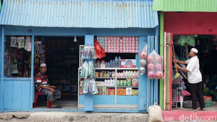 Pasar Ngrimase Olilit Saumlaki, merupakan salah satu pasar ikan di Kabupaten Kepulauan Tanimbar. Berbagai ikan dijual di pasar ini.