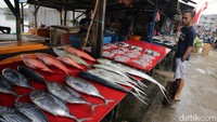 Pedagang menjajakan ikan di Pasar Ngrimase Olilit Saumlaki, Minggu (18/9/2022) lalu.