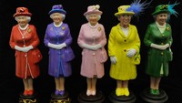 Genny Di Virgilio membuat karakter Ratu Elizabeth II dengan berbagai macam warna serta topi khasnya yang pernah beliau pakai.