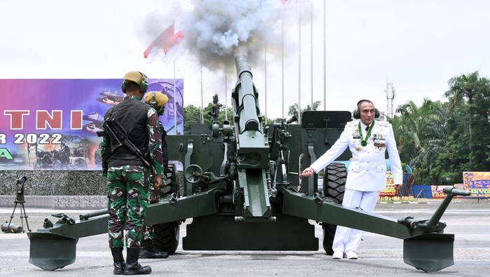 Gubsu Edy Rahmayadi saat melakukan demonstrasi peledakan meriam TNI