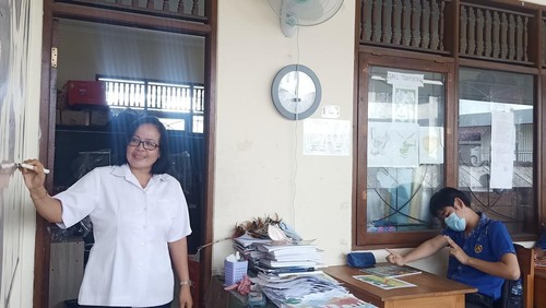 Guru SLB 1 Denpasar, Kadek Yudiasih ketika tengah mengajar pada Rabu (5/10/2022). (Ni Made Lastri Karsiani Putri)