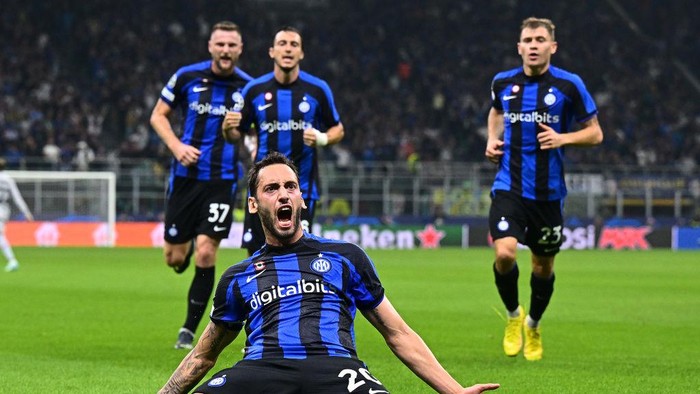 MILAN, ITALY - OCTOBER 04:  Hakan Calhanoglu of FC Internazionale celebrates after scoring the goal during the UEFA Champions League group C match between FC Internazionale and FC Barcelona at San Siro Stadium on October 04, 2022 in Milan, Italy. (Photo by Mattia Ozbot - Inter/Inter via Getty Images)