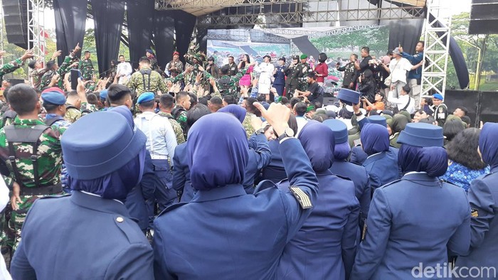 Ratusan prajurit TNI mengikuti apel HUT ke-77 TNI di Kodam IV/Diponegoro hari ini. Peringatan HUT kali ini berlangsung bergitu seru dengan adanya dangdutan.