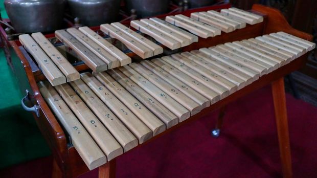 Kolintang or kulintang is a musical instrument consisting of rows of small gongs placed horizontally. This instrument is played accompanied by a larger hanging gong and drum.
