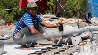 Batu yang dibuat ini digunakan sebagai alat pemberat jaring yang digunakan oleh nelayan untuk menangkap ikan.