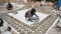 Perajin di Kampung Bengek, Muara Baru, Jakarta Utara, tengah mencetak batu rumpon, Selasa (4/9/2022).