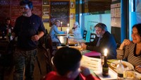 Meski hanya menggunakan lilin sebagai sumber penerangan, restoran di Italia tetap ramai pengunjung. Aksi tersebut dilakukan sejak satu bulan terakhir ini dan dilakukan setiap selasa malam akibat harga energi yang melambung tinggi.