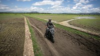 Pengendara sepeda motor melintasi jalan lama yang menghubungkan Kecamatan Eromoko dengan Baturetno di Waduk Gajah Mungkur.