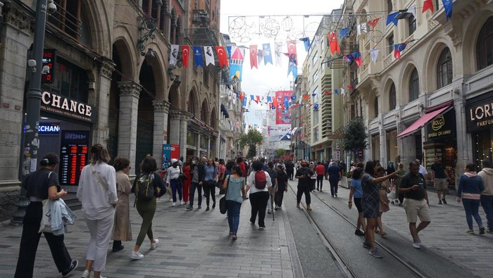 Situasi Jalanan Kota Istanbul yang dipenuhi wisatawan