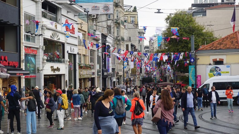Situasi Jalanan Kota Istanbul yang dipenuhi wisatawan