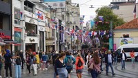 Penampakan Turis yang Hidupkan Lagi Jalanan Istanbul