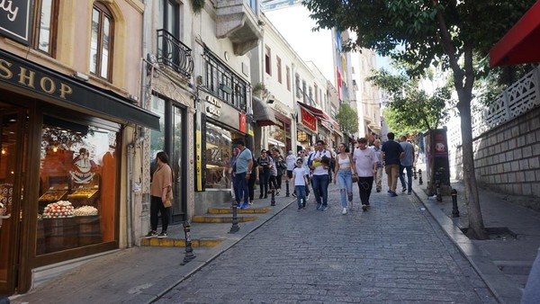 Para turis ini dengan asyiknya berjalan-jalan di kota Istanbul tanpa masker karena pemerintah Turki tidak mewajibkan penggunaan masker di tempat publik. (Wahyu Setyo/detikTravel)