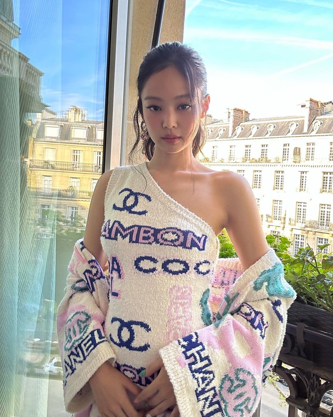 Selain teksturnya yang disebut mirip handuk, gaun Jennie BLACKPINK ramai dengan tulisan bernuansa pink dan biru. Salah satunya tulisan “Cambon”, yang disangka “Ambon” karena huruf C pada bagian ujung gaunnya nyaris tak terlihat. Foto: dok. Twitter @jenniesrenes