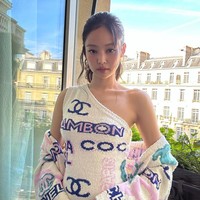 Selain teksturnya yang disebut mirip handuk, gaun Jennie BLACKPINK ramai dengan tulisan bernuansa pink dan biru. Salah satunya tulisan “Cambon”, yang disangka “Ambon” karena huruf C pada bagian ujung gaunnya nyaris tak terlihat. Foto: dok. Twitter @jenniesrenes