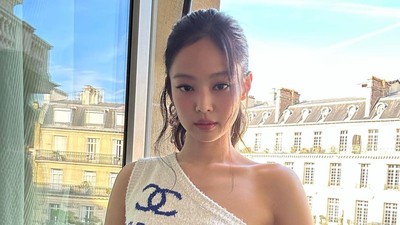 Anggunnya Jennie BLACKPINK Pakai Gaun Handuk di Paris Fashion Week