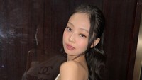 Meski disebut mengenakan gaun yang mirip handuk. Jennie BLACKPINK tetap tampil menawan dan anggun. Senyumannya bikin gagal fokus. (Foto: dok. Twitter @jenniesrenes)