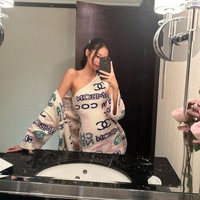 Rapper grup BLACKPINK itu disebut-sebut orang Ambon hingga gamer Clash of Clans (COC) karena tulisan di gaunnya. Foto: dok. Twitter @jenniesrenes