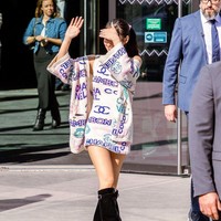 Penampilan Jennie BLACKPINK semakin chic dengan knee-high black boots Chanel seharga $3,125 atau sekitar Rp 47,7 jutaan. Foto: dok. Twitter @jenniesrenes