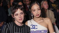 Momen Reuni Jennie BLACKPINK dan Kristen Stewart di Paris Fashion Week