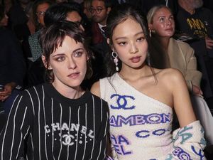Momen Reuni Jennie BLACKPINK dan Kristen Stewart di Paris Fashion Week