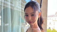 Jennie merupakan personel BLACKPINK ketiga yang hadir di Paris Fashion Week. Sebelumnya ada dua rekannya yang hadir lebih dahulu yakni Jisoo dan Rose. (Foto: dok. Instagram @jennierubyjane)
