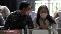 Jessica Iskandar datang bersama suaminya, Vincent Verhaag, ke Pengadilan Negeri Jakarta Selatan, Rabu (5/10/2022). Foto: Pahlevi/detikcom