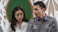 Tapi Jessica Iskandar dan Vincent Verhaag melihat kuasa hukum Steven ternyata ada di pengadilan tapi tidak masuk ruang sidang, sehingga emosi pun memuncak. Foto: Pahlevi/detikcom