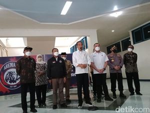 Saat Jokowi Amati Pintu Terkunci Kanjuruhan Tempat Korban Tewas Berdesakan
