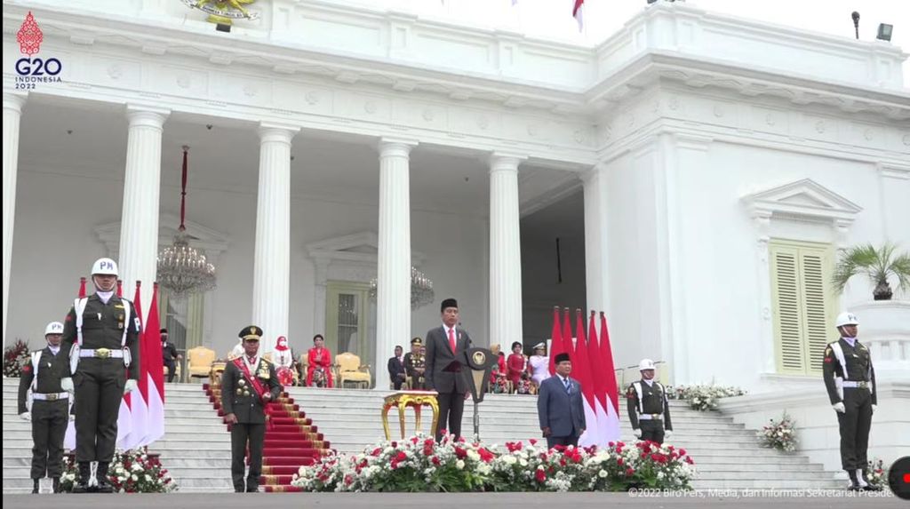 Jokowi Pimpin Upacara HUT TNI di Istana, Megawati-Prabowo Duduk Sebelahan