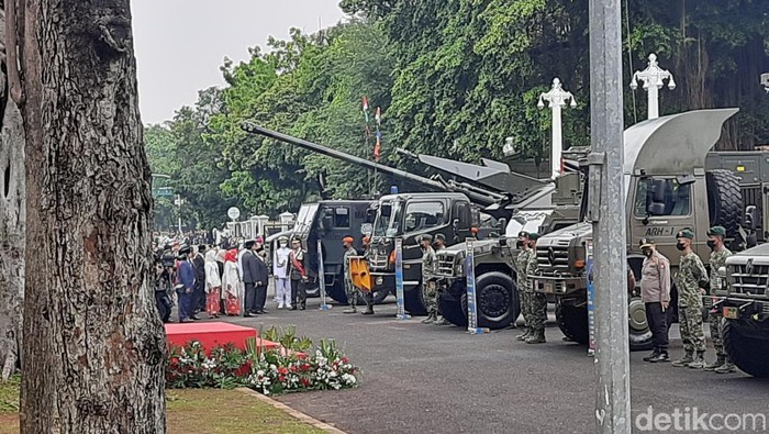 Jokowi tinjau deretan alutsista di depan Istana Merdeka