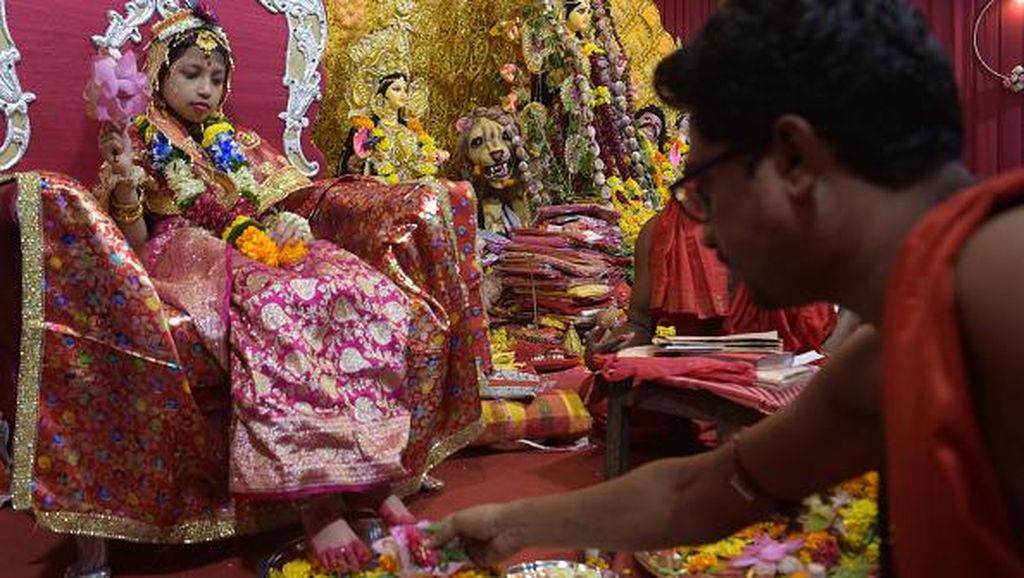 Kala Anak Gadis India Disembah Bak Dewi Durga