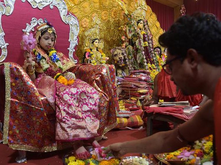 Kala Anak Gadis India Disembah Bak Dewi Durga
