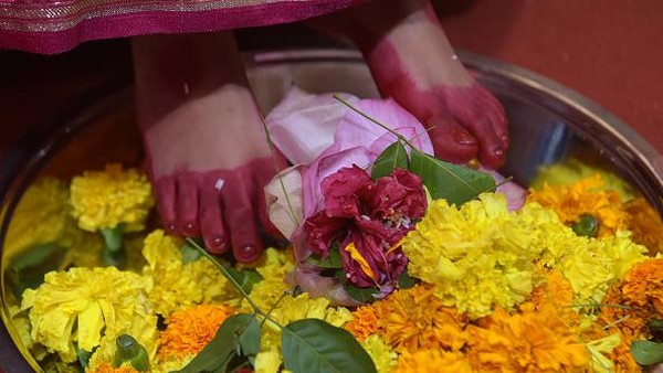 Kaki seorang gadis yang dijadikan Dewi Durga dihias di atas sebuah wadah bunga selama Festival Durga Puja di Kopar Khairane Bengali, Navi, Mumbai, India, Selasa (4/10/2022). Sebagai seorang Dewi, gadis yang terpilih tidak diperbolehkan menapakkan kakinya pada tanah dan berbicara pada orang lain selain keluarganya.  
