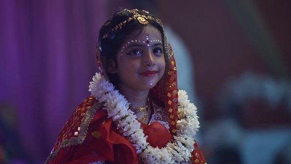 Seorang anak gadis berpakaian seperti dewi selama Festival Durga Puja di Kopar Khairane Bengali, Navi, Mumbai, India, Selasa (4/10/2022) waktu setempat.  