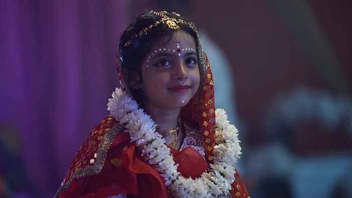 Kala Anak Gadis India Disembah Bak Dewi Durga Seorang anak gadis berpakaian seperti dewi selama Festival Durga Puja di Kopar Khairane Bengali, Navi, Mumbai, India, Selasa (4/10/2022) waktu setempat.