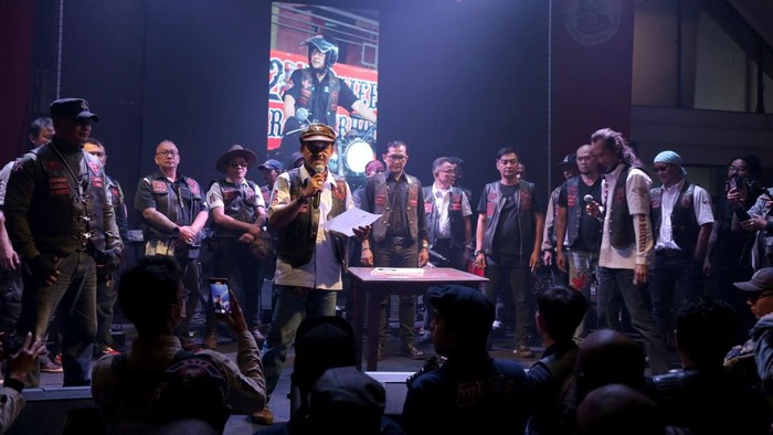 Kala Komunitas Motor Bersengketa Soal Nama-Logo Juru bicara sekaligus Ketua Dewan Adat Bikers Brotherhood MC (BBMC) Indonesia meminta perkumpulan Bikers Brotherhood 1% MC (BB1%MC) untuk tidak menggunakan logo BBMC Indonesia dan membubarkan diri.