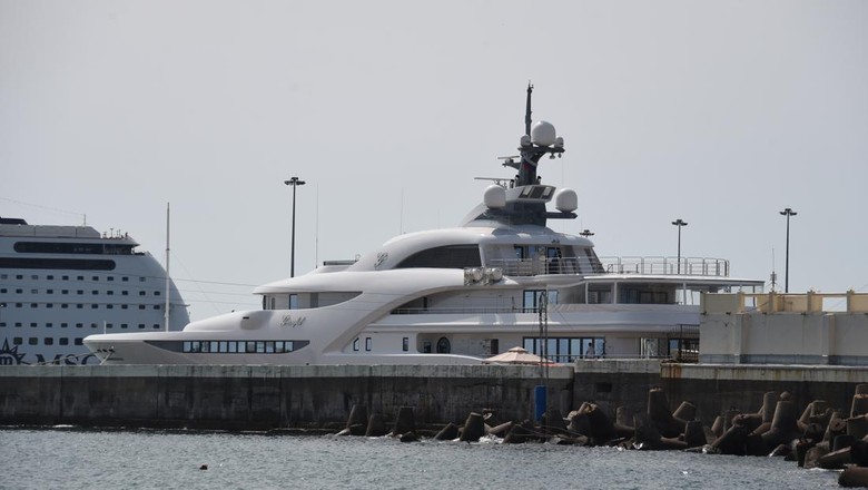 kapal pesiar paus pembunuh milik putin The yacht Graceful of Russian President Vladimir Putin is mooored at the port of Sochi, Russia, 13 July 2015. Photo:Â Marcus Brandt/dpa | usage worldwide (Photo by Marcus Brandt/picture alliance via Getty Images)