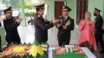 Kapolda Riau Beri Kejutan Danrem Wira Bima di HUT TNI