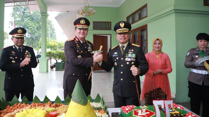 Kapolda Riau Beri Kejutan Danrem Wira Bima di HUT TNI Kapolda Riau Irjen Mohammad Iqbal memberi kejutan untuk Danrem 031/Wira Bima Brigjen TNI Inf Parlindungan Hutagalung di HUT ke-77 TNI, Pekanbaru, Rabu (5/10/2022).