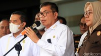 Sementara, Ferdy Sambo, Brigjen Hendra Kurniawan (HK) selaku mantan Karopaminal Divisi Propam Polri, Kombes Agus Nurpatria (AN) selaku mantan Kaden A Biropaminal Divisi Propam Polri, dan AKBP Arif Rahman Arifin (ARA) selaku mantan Wakadaen B Biropaminal Divisi Propam Polri, tetap ditahan di Mako Brimob.