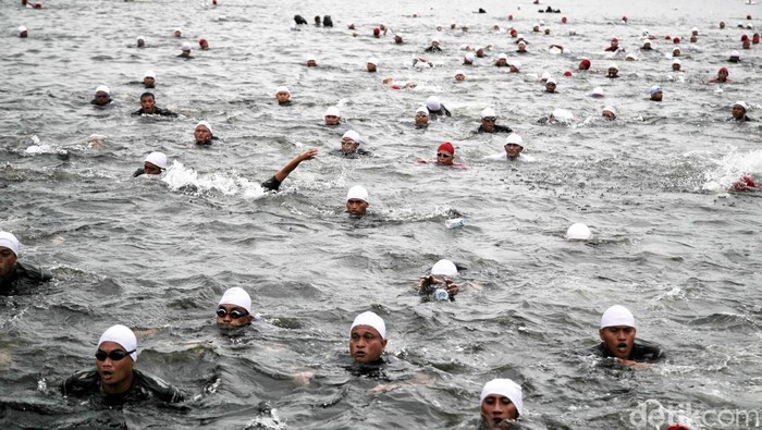 Sebanyak 8.887 prajurit TNI di 77 lokasi di Indonesia melakukan aksi water trappen. Water trappen adalah teknik mengapung dalam air.
