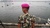 Ratusan prajurit TNI AL ikut Water Trappen di Pantai Mutiara, Pluit, Jakarta Utara.