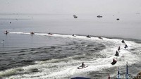 Para peserta Water Trapeen itu mengapung di laut selama 30 menit.